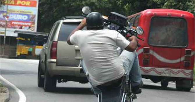 Motorizado irresponsable contento que hijo que se le cayó no es el favorito