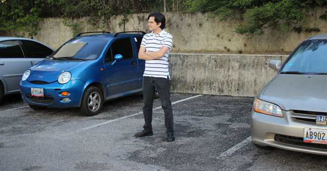 Hombre que guarda puesto de estacionamiento sigue siendo un mamagüevo