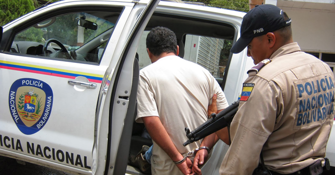 Policía asegura que como él es honesto deberías darle tu celular