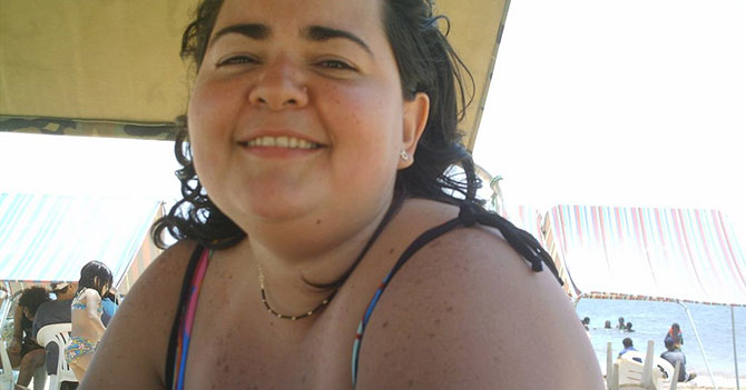 Señora con sobrepeso que come mayonesa directo del pote asegura que Miss es fea