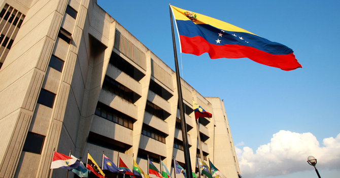 TSJ obliga a habitantes chavistas de Sucre a botar la basura en la calle  