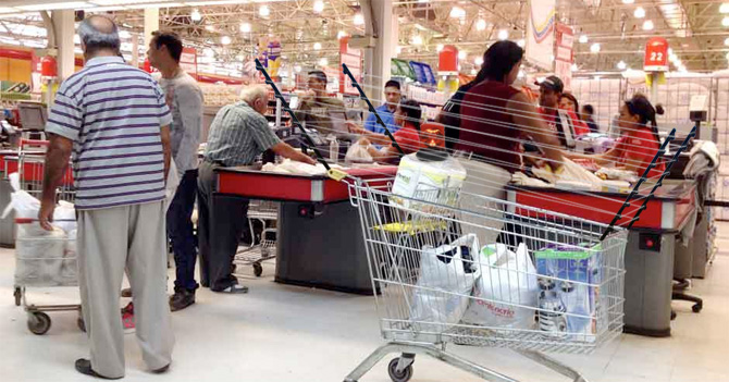 Estrenan carritos de mercado anti-robo de productos