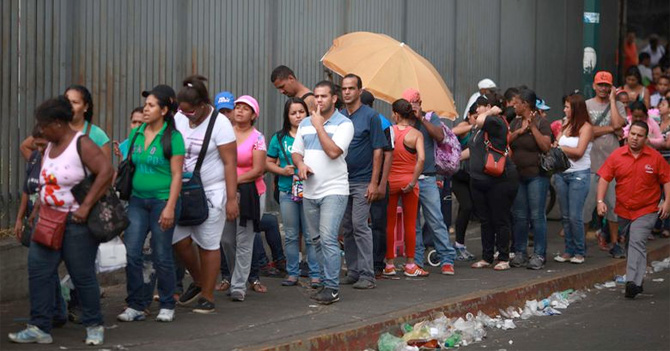 Señor que hace cola por 3000 bolos se queja de que otros la hagan por 2000