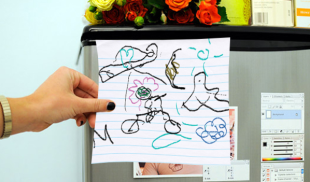 Madre que cuelga dibujo mal hecho de su hijo en la nevera crea a un futuro mediocre 