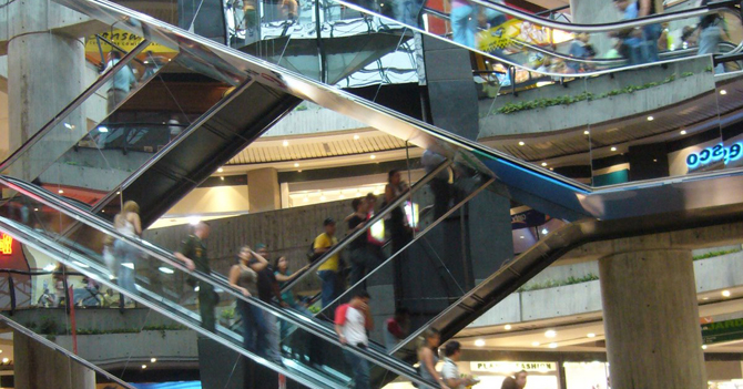 Centros comerciales extienden horario para que vayas a sentirte miserable en uno