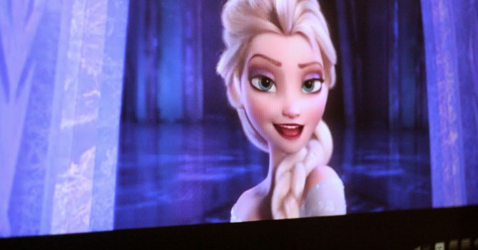 Papá ve Frozen por 5ta vez fingiendo que es porque a su hija le encanta
