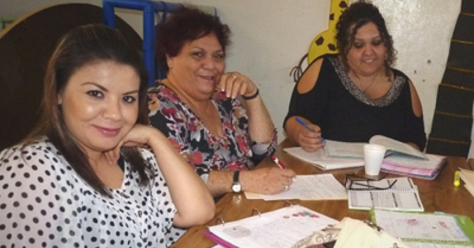 Maestras de preescolar se reúnen para hablar paja de Davidcito