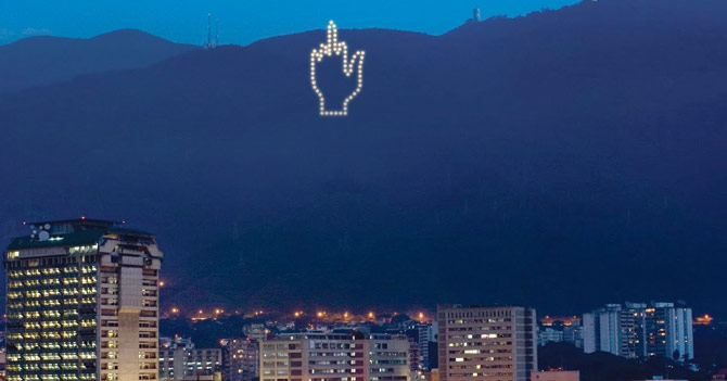 Gobierno sustituye cruz del Ávila por enorme mano pintando paloma