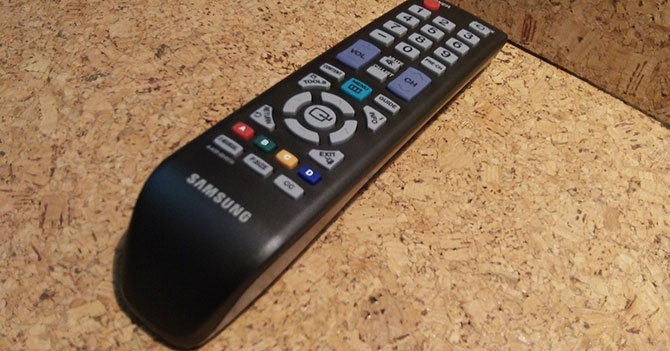 Control del TV se prepara para que le saquen las pilas y se las pongan al carrito a control remoto