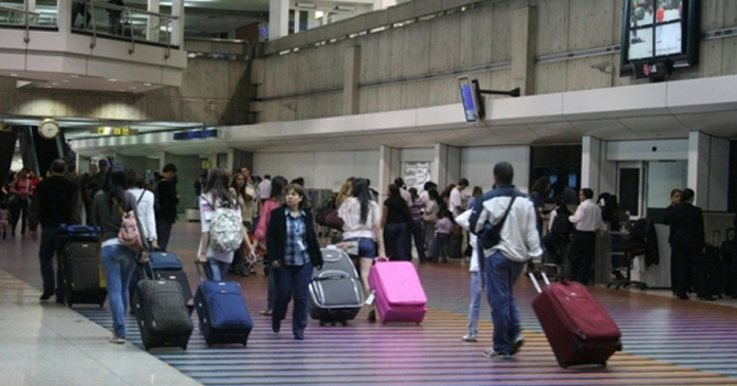 Familia llega con 3 semanas de anticipación a Maiquetía para llegar a tiempo a su destino
