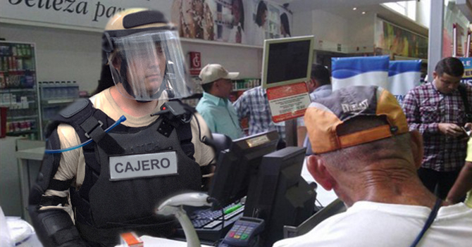 Empleados de supermercados estrenan nuevo uniforme antidisturbios