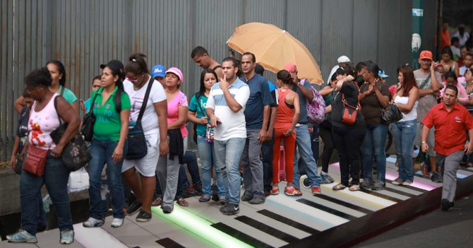 Gobierno instalará piano gigantes donde existan colas