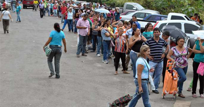 Ministerio de Salud: Hacer colas reduce incidencia de varices en un 65%