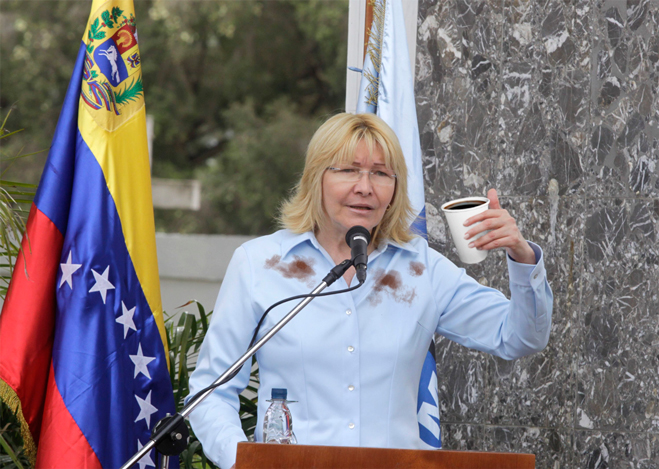 Fiscal General se derrama café encima y propone prohibir el café