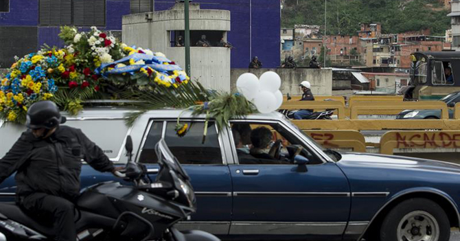 Autopistas estrenan canal de vehículos solo para caravanas funerales