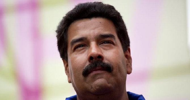 Para subir en las encuestas, Maduro estudia renunciar