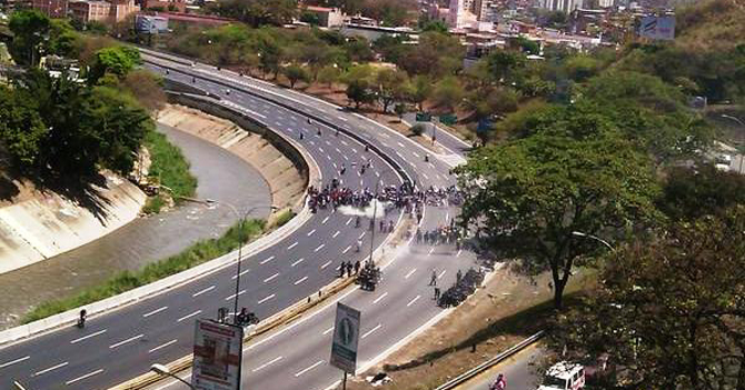 Motorizados protestan por inyectadoras con SIDA en los cines