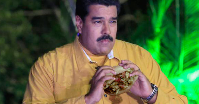 Maduro acusa a arepa que le chorreó la camisa de gestar un plan en su contra