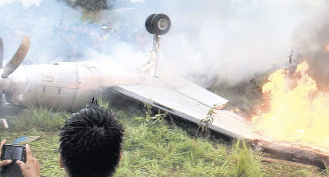 Oficialistas queman avión de senadores brasileños para que entiendan que hay paz en Venezuela