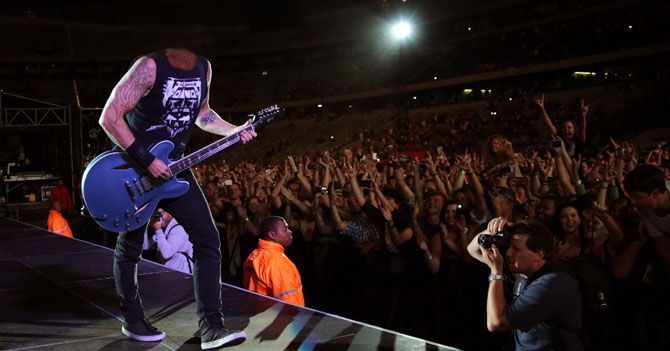 Dave Grohl pierde la cabeza en un concierto y sigue tocando