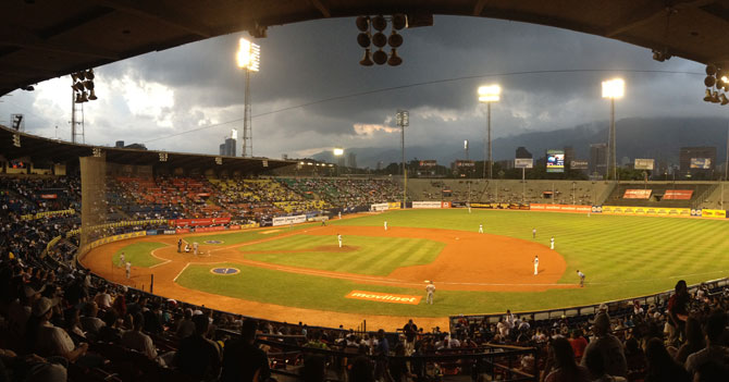 Adelantan temporada de béisbol ante posible escasez de cerveza