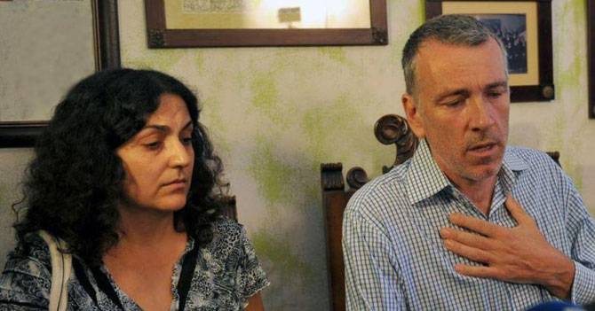 Pareja revela a hijo que es adoptado para que padres reales compren sus útiles escolares