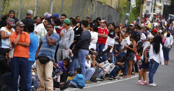 Estudio revela que 100% de los venezolanos está en una cola en este momento