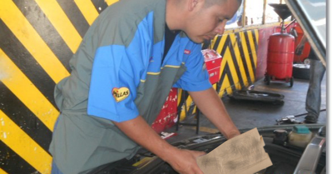 Señor cambia aceite de su carro con residuo de bolsa de empanada