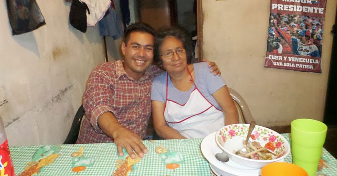 Abuela finge ser chavista para que nietos la visiten y traten de convencerla