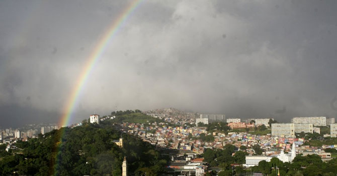 Aprueban ley que arregla todo y coloca un arco iris permanente en el cielo