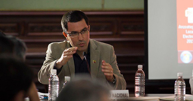 Arreaza decide que ahora van a escasear los huevos