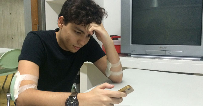 Joven que se queda sin megas no sabe que existen los SMS