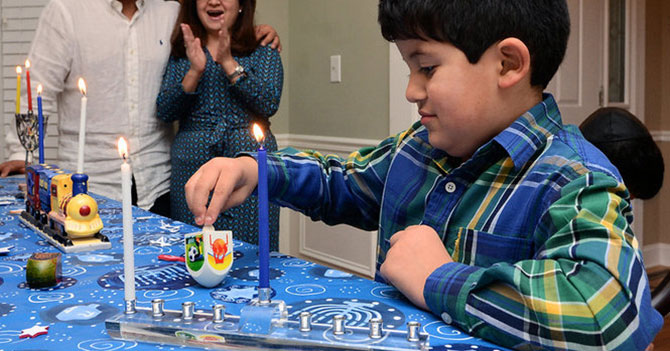 Venezolanos comienzan a celebrar Hanukkah por costo de las hallacas