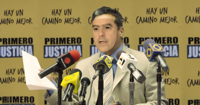 William Ojeda se disfraza de Julio Borges y ofrece rueda de prensa