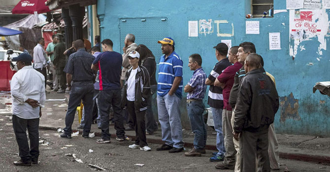 Bachaquero hace cola para votar por el PSUV y poder seguir siendo bachaquero