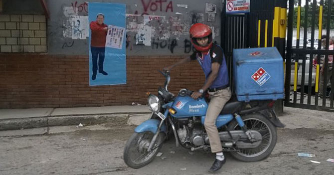 Motorizado de Domino’s causa terror en centro de votación de Sascha Fitness