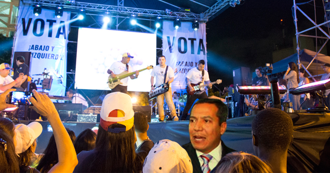 William Ojeda no logra montarse en tarima de cierre de campaña de la MUD