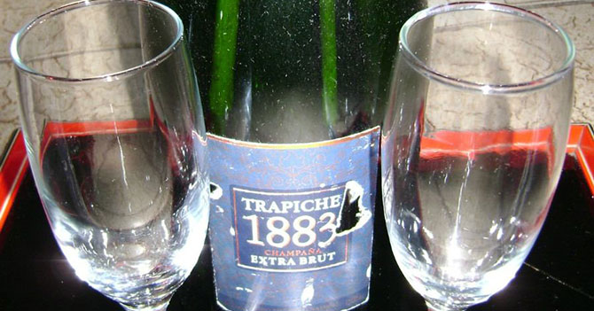 Opositor se intoxica con champaña vencida desde 2005
