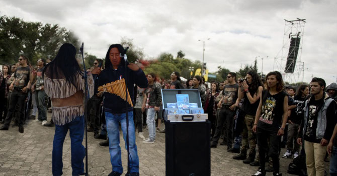 Falta de conciertos obliga a metalero a hacer olla con música peruana en plaza