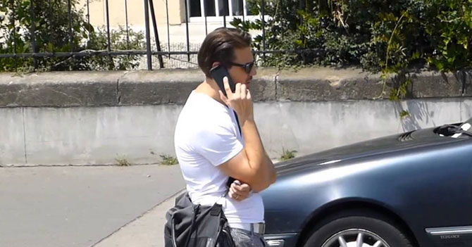 URGENTE: Joven saca celular en la calle