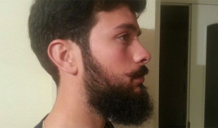 Joven que levanta desde que tiene barba teme que pasen de moda