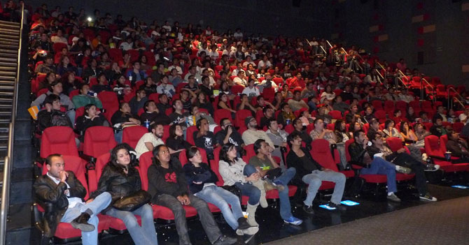 Nuevo horario de centros comerciales obliga a ver películas en dos partes