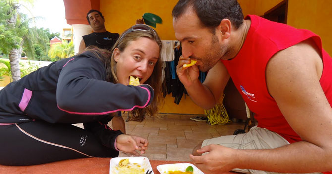 Hombre en relación estable comienza su inexorable camino hacia la obesidad