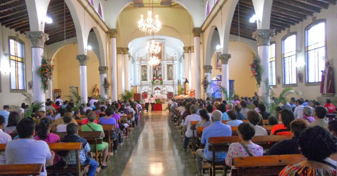 Católico flojo hace la popular visita de los dos templos y medio