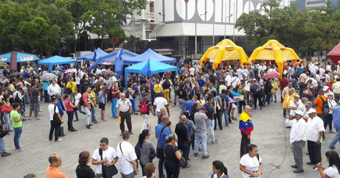 Señor opositor teme firmar y que el Gobierno le quite el bolígrafo