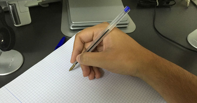 Despiden a empleado de Telesur por escribir con la mano derecha