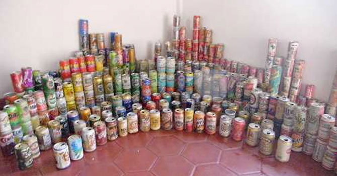 Por escasez de cerveza señor se toma colección de latas de 1980