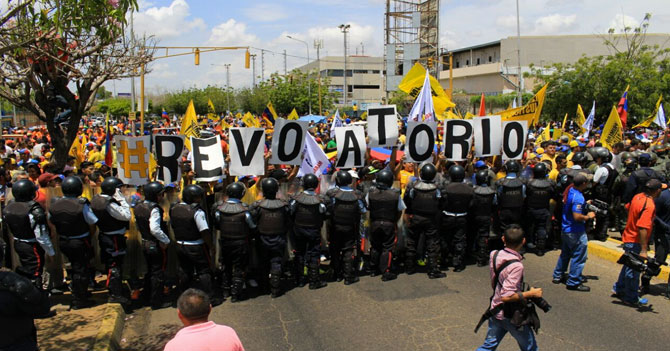 GNB recoge potecito de vinagre que se le cayó a manifestante y lo lleva a su casa para cenar