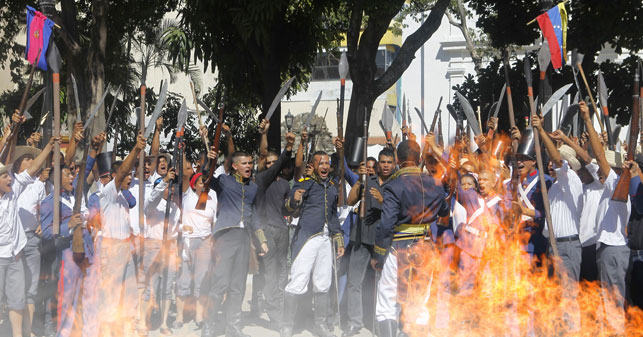 Saqueo a tienda de disfraces culmina con recreación espontánea de Batalla de Carabobo