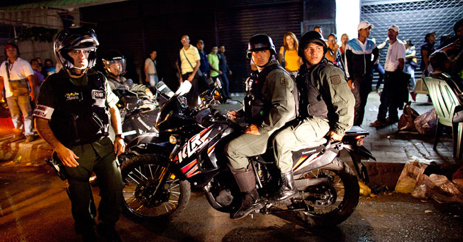 Joven asustado con ruido de moto se calma al ver que era un malandro y no un Guardia Nacional